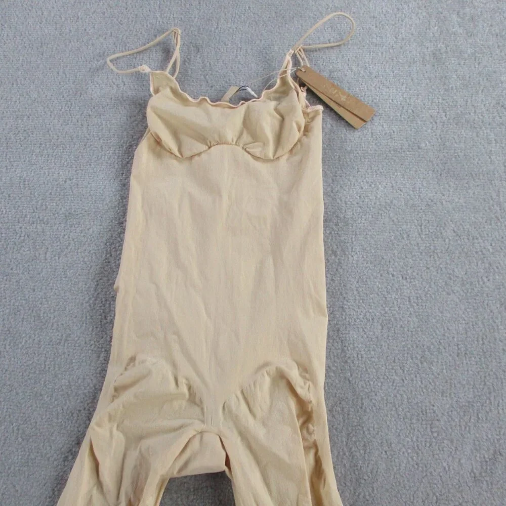 SKIMS Sheer Seamless Capri Catsuit Womens Medium Sand Bodycon Shaping NEW - Picture 3 of 9